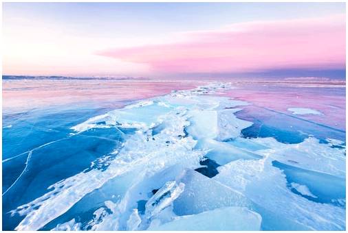 Озеро Байкал в России, пейзаж с другой планеты