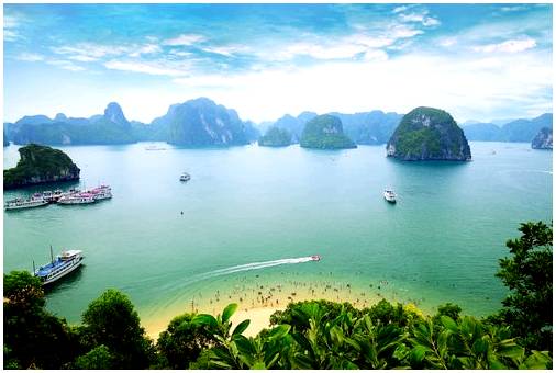Захватывающий залив Халонг во Вьетнаме