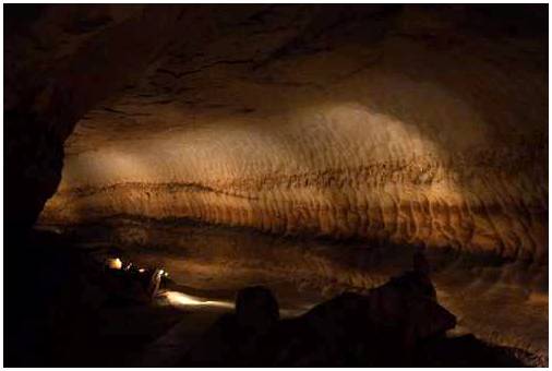 Ла Грот де Сен-Марсель, впечатляющая пещера во Франции.
