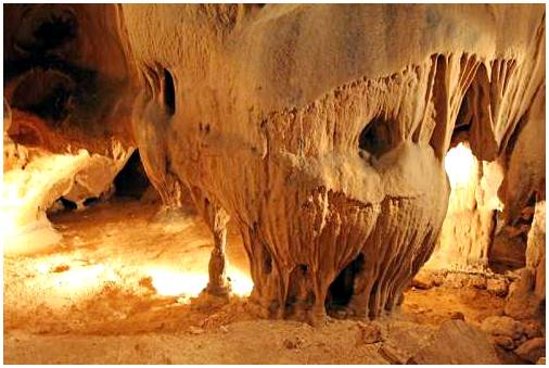 Ла Грот де Сен-Марсель, впечатляющая пещера во Франции.