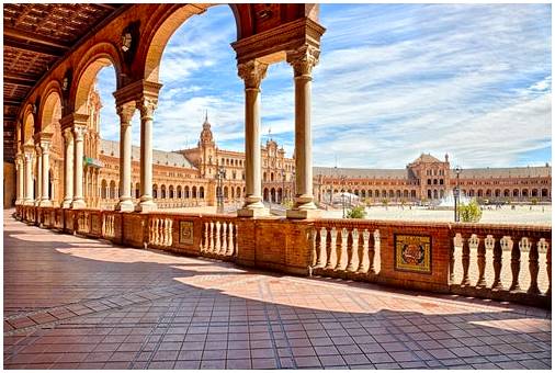Севильская площадь Испании, чистая андалузская элегантность