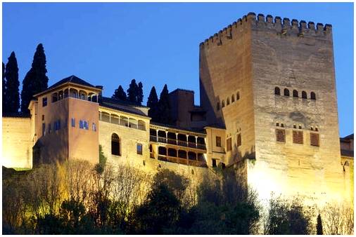 Мы провели одну ночь в Альгамбре в Гранаде.