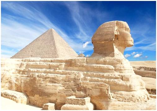 Посмотрите загадочные пирамиды Гизы в Египте.