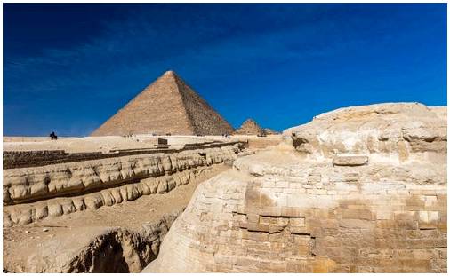 Посмотрите загадочные пирамиды Гизы в Египте.
