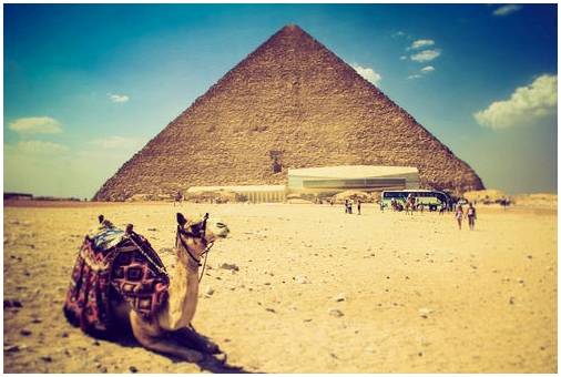 Познакомьтесь с загадочными пирамидами Гизы в Египте.