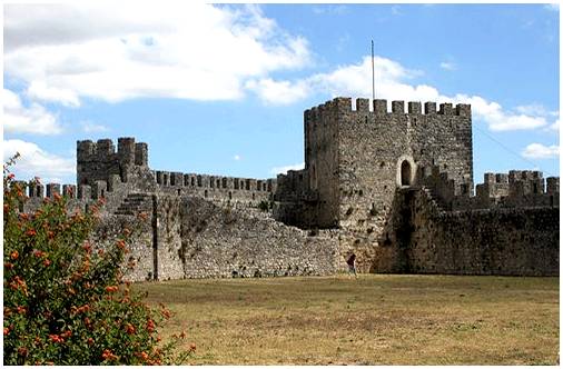 Замок Монтемор-о-Велью, жемчужина Португалии.