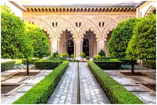 Очарование дворца Альхаферия в Сарагосе