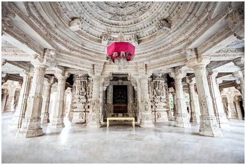 Храм Ранакпур в Индии, вершина джайнизма.