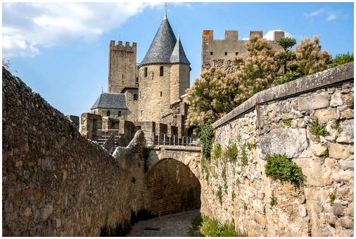 Посещаем замки Ластур во Франции.