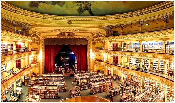 В Порту находится один из самых красивых книжных магазинов в мире.