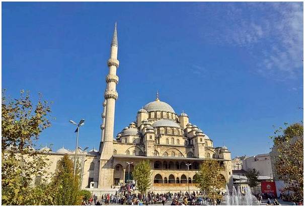 Посещаем Новую мечеть Стамбула.