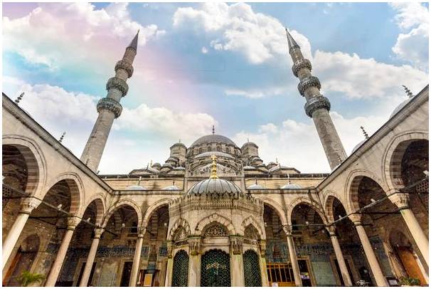 Посещаем Новую мечеть Стамбула.