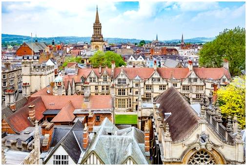 Мы посещаем Оксфорд, исторический университетский город.