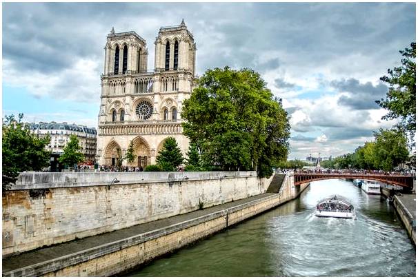 Испытайте круиз по Сене в Париже.
