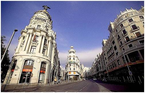 Гран Виа, самая известная артерия Мадрида.