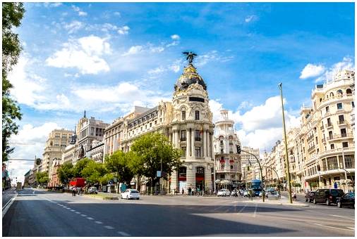 Гран Виа, самая известная артерия Мадрида.