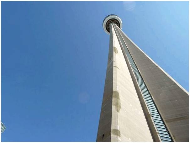 Си-Эн Тауэр в Торонто, одна из самых высоких в мире.