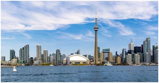 Си-Эн Тауэр в Торонто, одна из самых высоких в мире.