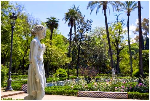 Прогулка по идиллическому парку Марии Луизы в Севилье.