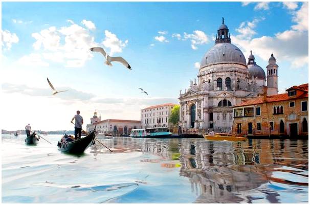 Прокатитесь на гондоле по Венеции, откройте для себя этот опыт.