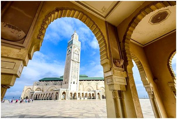 Путешествуйте по самым невероятным марокканским городам.