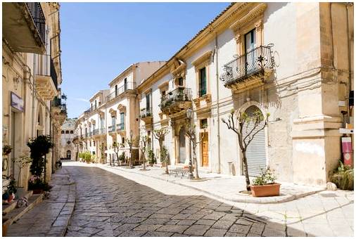 Мы открываем для себя прекрасные города Сицилии в стиле барокко.