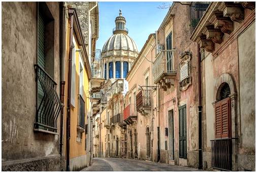 Мы открываем для себя прекрасные города Сицилии в стиле барокко.