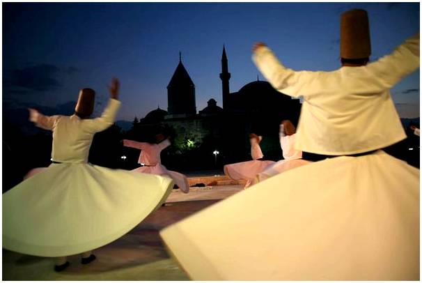 Вращающиеся дервиши: зрелищный танец в Стамбуле