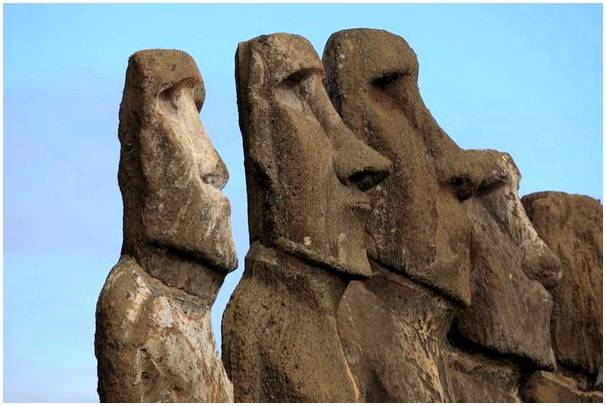 Монолитные статуи моаи на острове Пасхи
