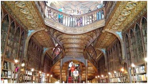 В Порту находится один из самых красивых книжных магазинов в мире.