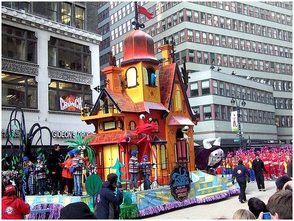 Посмотрите парад Macy's в Нью-Йорке.