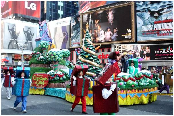 Посмотрите парад Macy's в Нью-Йорке.