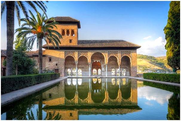 Лучшее время для посещения Альгамбры в Гранаде