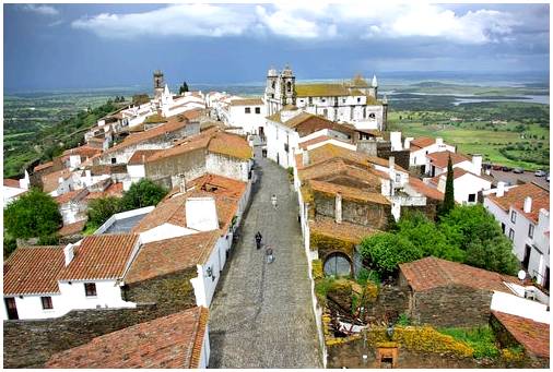 Монсараш, средневековая деревня в португальском Алентежу.