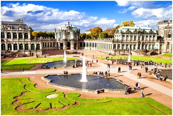 Цвингер, красивый дворец в стиле барокко в Дрездене.