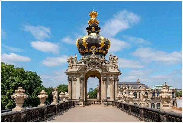Цвингер, красивый дворец в стиле барокко в Дрездене.