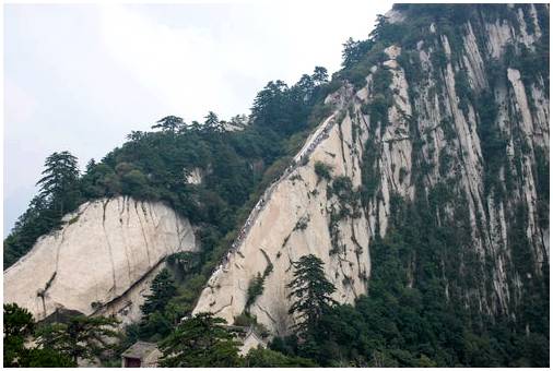 Познакомьтесь с впечатляющей горой Хуа в Китае.