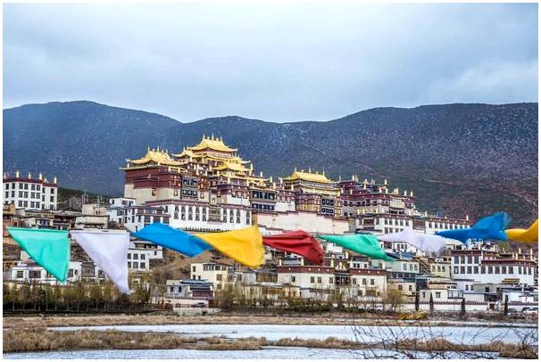 Мифический Шангри-Ла, город у подножия Тибета.