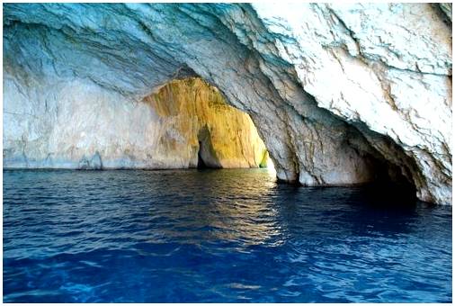 Великолепные голубые пещеры острова Паксос в Греции.