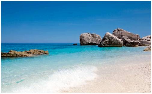 8 средиземноморских пляжей, способных победить жару