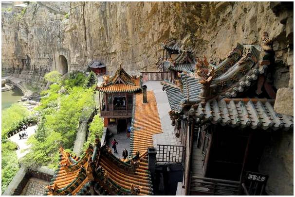 Познакомьтесь с висячим храмом Сюанькун в Китае.