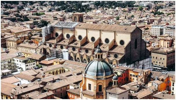 Базилика Сан-Петронио, пятая по величине в мире.