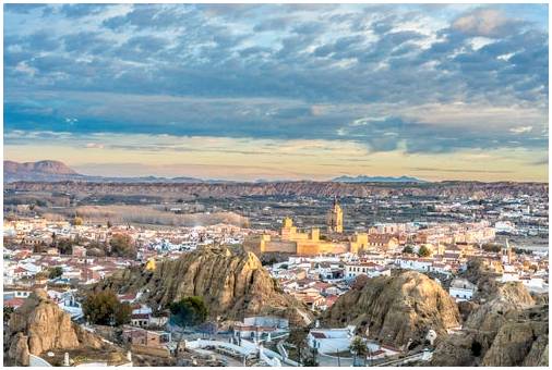 8 самых впечатляющих городов Гранады