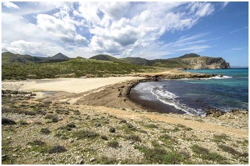 Мы покажем вам 7 лучших нудистских пляжей Испании