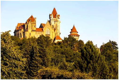 Посмотрите Бург Кройценштайн, фантастический замок в Австрии.