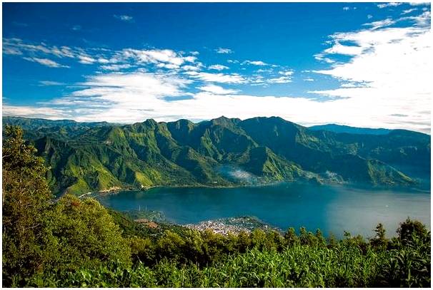 Откройте для себя озеро Атитлан, сокровище в Гватемале.