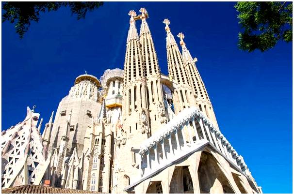Лучшее время для посещения храма Святого Семейства в Барселоне