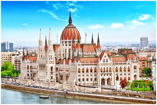 Мы посещаем впечатляющий парламент Будапешта.