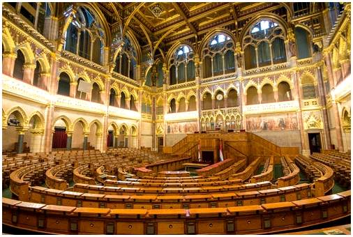 Мы посещаем впечатляющий парламент Будапешта.