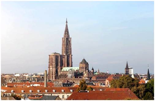Мы посещаем Нотр-Дам, красивый собор Страсбурга.